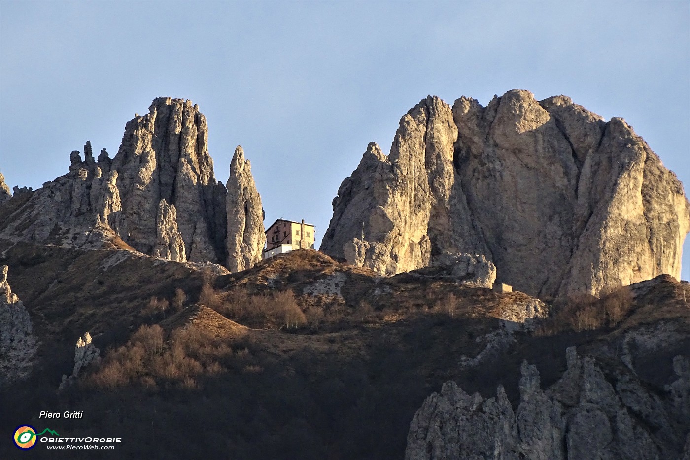 82 Zoom sul Rif. Rosalba nella luce del tramonto.JPG